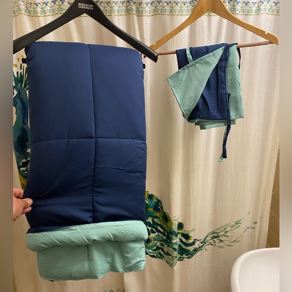 Double sided comforter and two pillow shams - Picture 4 of 6